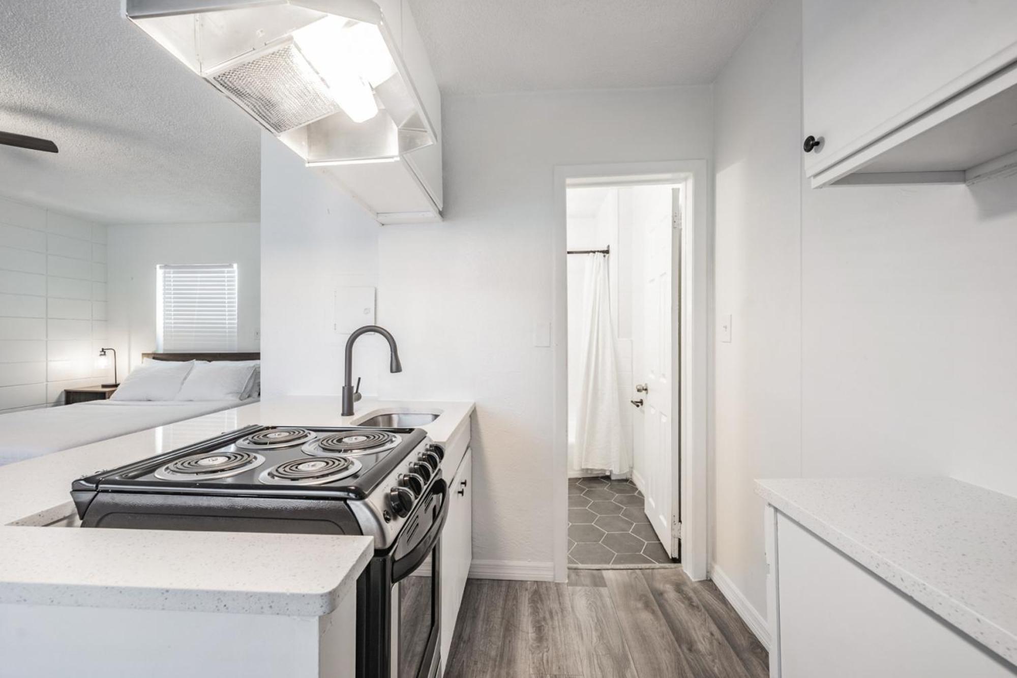 Spacious Studio Apartment Near Nightlife & Dining! St. Petersburg Esterno foto