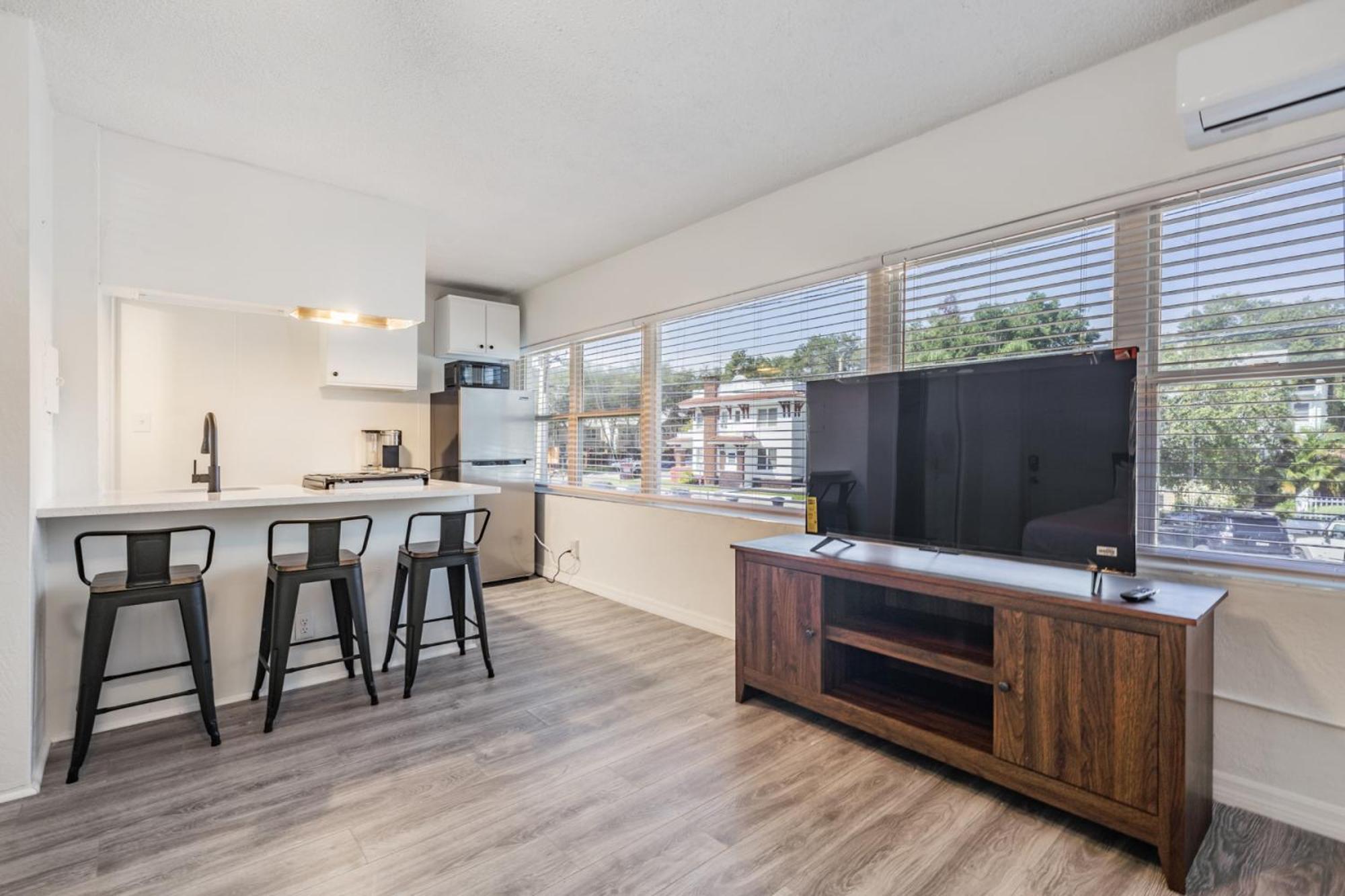 Spacious Studio Apartment Near Nightlife & Dining! St. Petersburg Esterno foto
