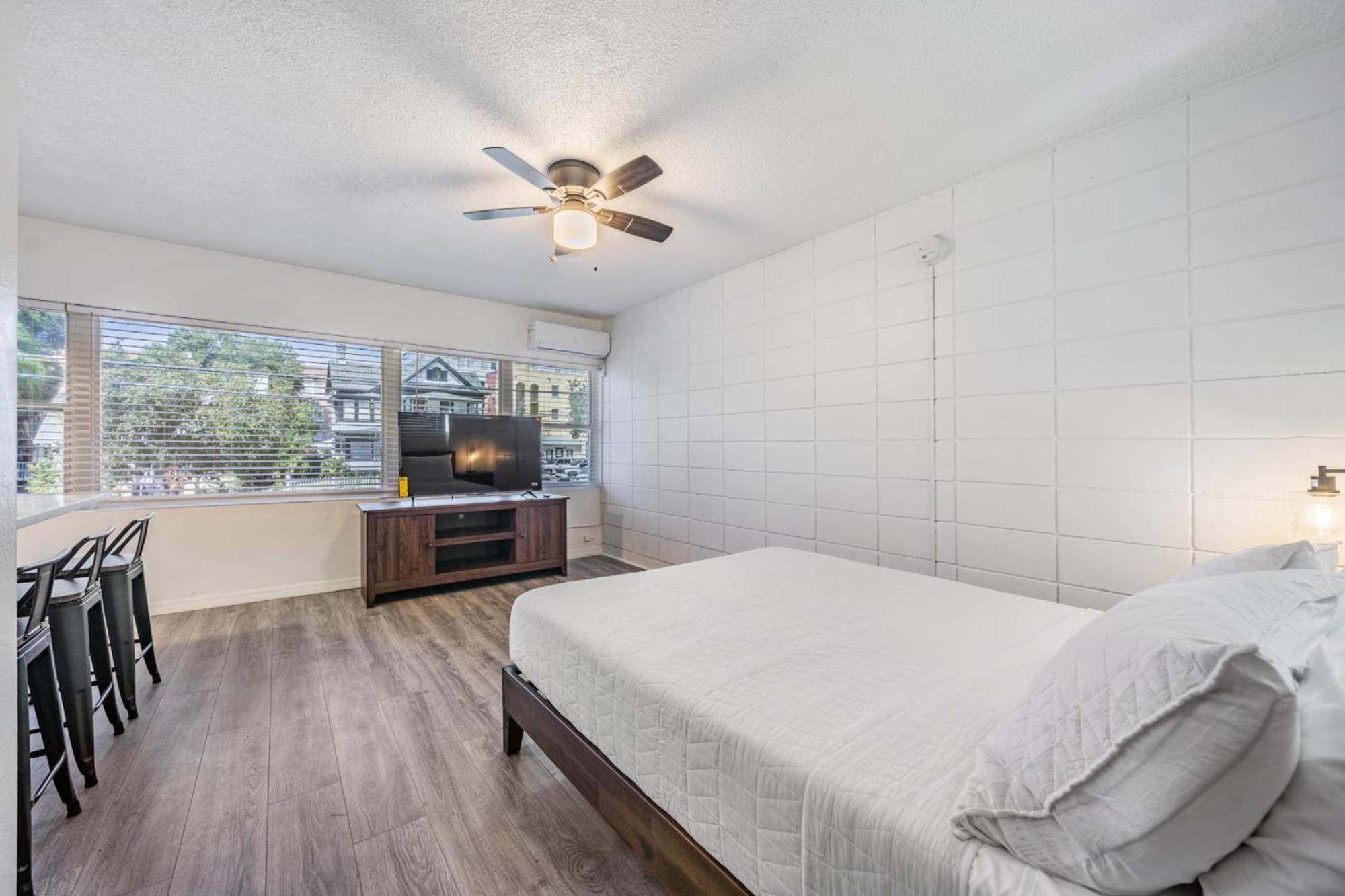 Spacious Studio Apartment Near Nightlife & Dining! St. Petersburg Esterno foto